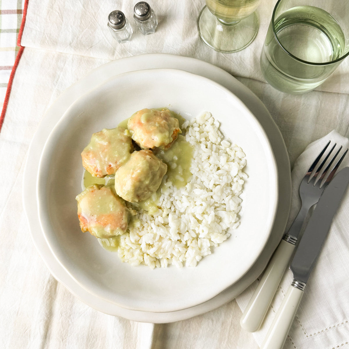 Albóndigas de merluza en salsa verde con arroz